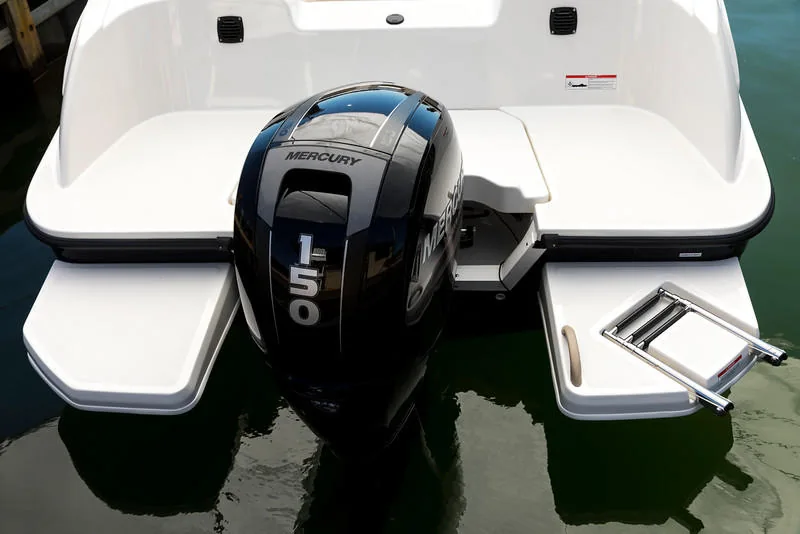 Outboard motor between the boat’s stern seats