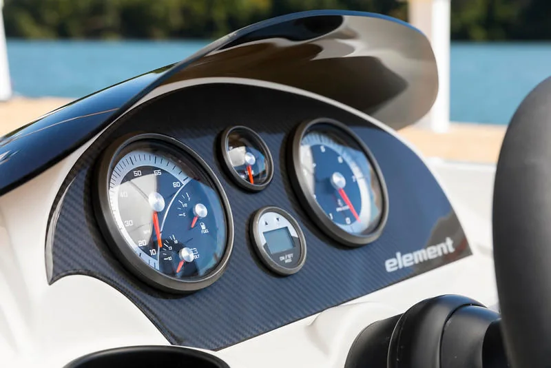 Steering wheel and instrument panel on a motorboat